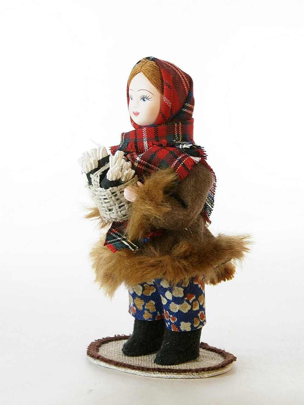 Кукла фарфоровая Девочка с корзиной подснежников