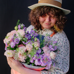 26. Милый светлый букет с маттиолой и эустомой