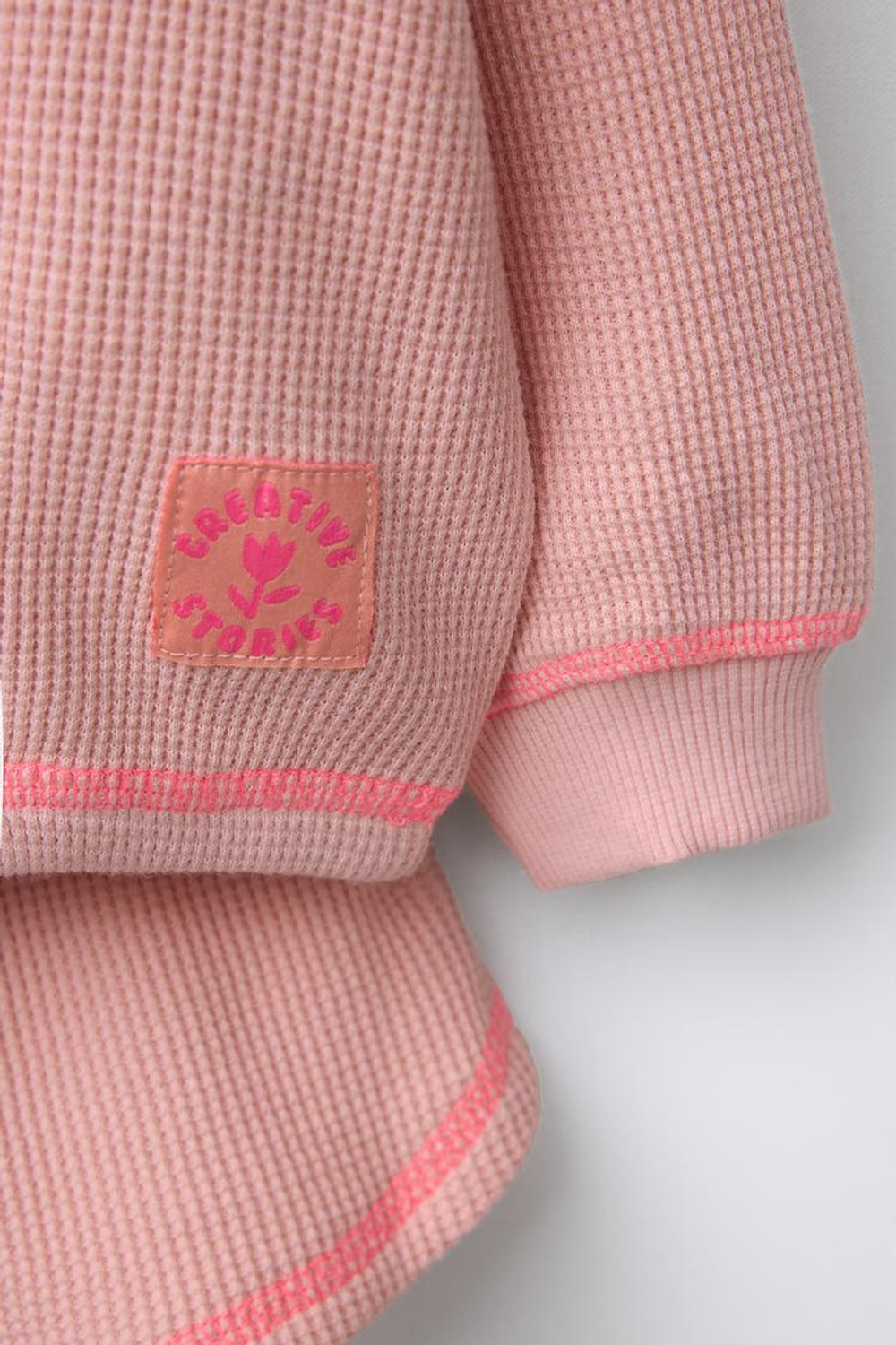 ZARA ТОЛСТОВКА С ВАФЕЛЬНЫМ УЗОРОМ И ШОРТАМИ С ДЕКОРАТИВНОЙ СТРОЧКОЙ, РОЗОВЫЙ