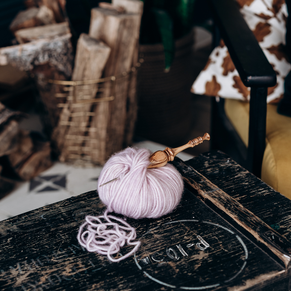 Железный крючок для вязания с деревянной ручкой из рябиной размером 1.6 мм. K134