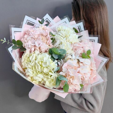 Букет из 5 гортензий с веточками эвкалипта