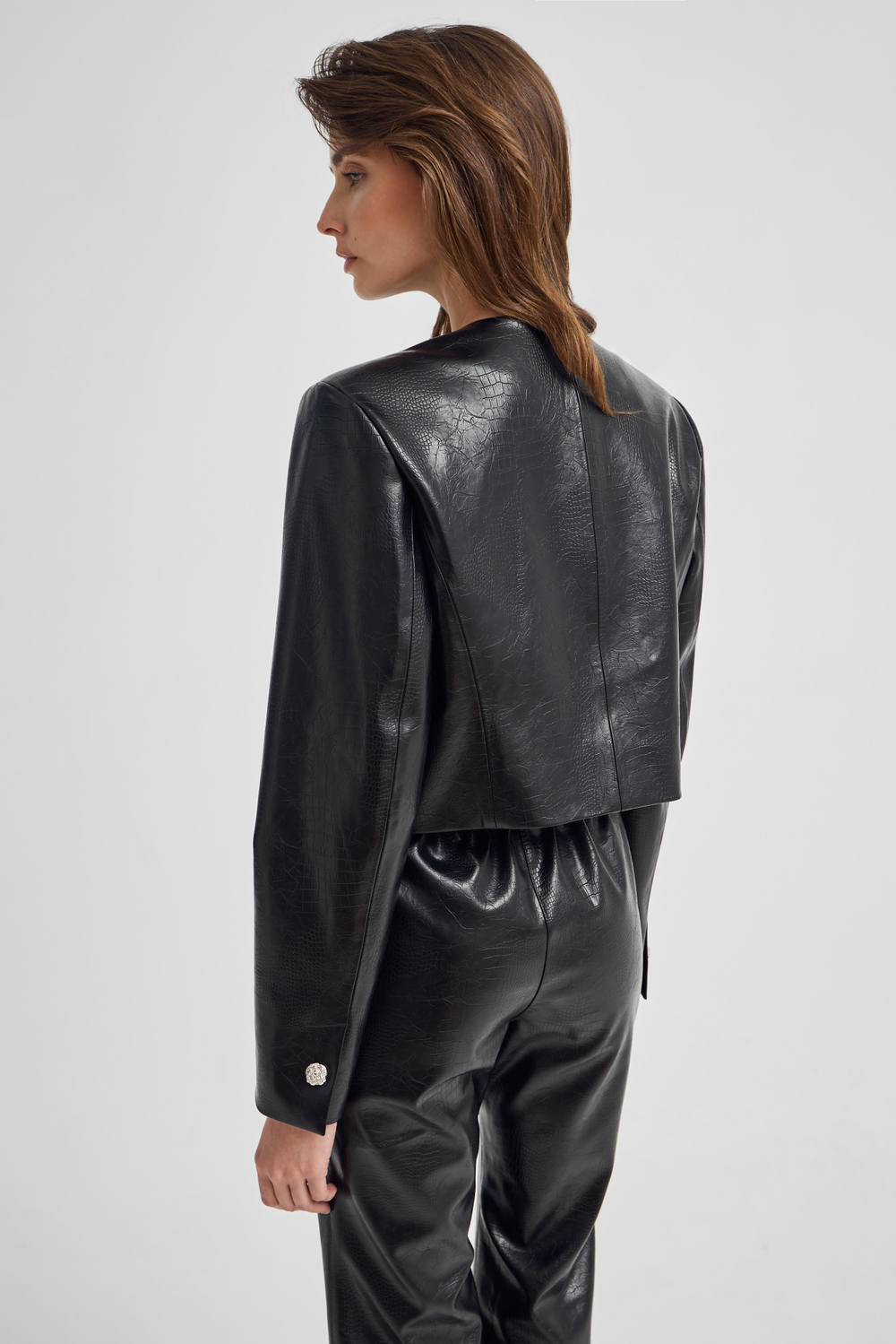 Комплект: укороченный жакет и брюки на резинке из экокожи