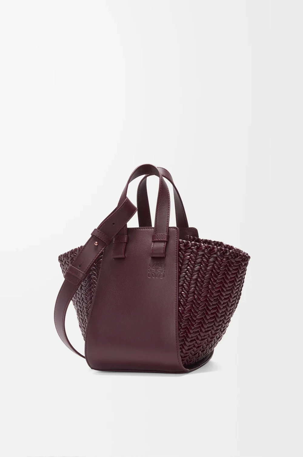 Loewe Компактная сумка Hammock из телячьей кожи, бургунди