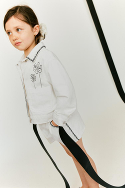 ZARA ДЖИНСОВАЯ КУРТКА С ЦВЕТОЧНОЙ ВЫШИВКОЙ, ЖЕЛТОВАТО-БЕЛЫЙ