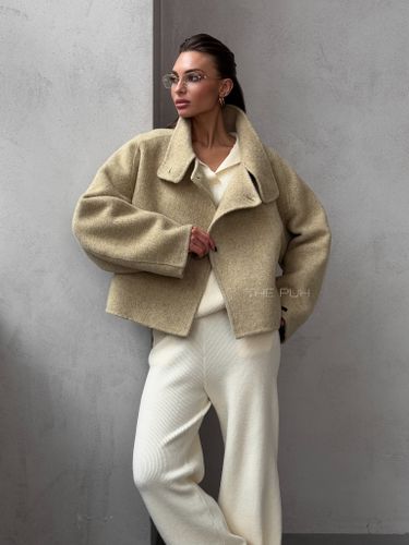 Укороченое шерстяное пальто салатового цвета