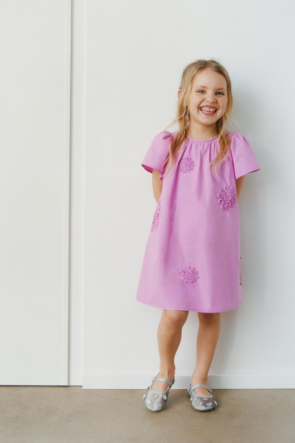 ZARA ПЛАТЬЕ В ЦВЕТОЧЕК, ЦВЕТ ФУКСИИ