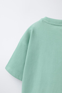 ZARA ФУТБОЛКА ИЗ ПЛОТНОЙ ТКАНИ С ВЫШИТОЙ НАДПИСЬЮ, БИРЮЗОВЫЙ