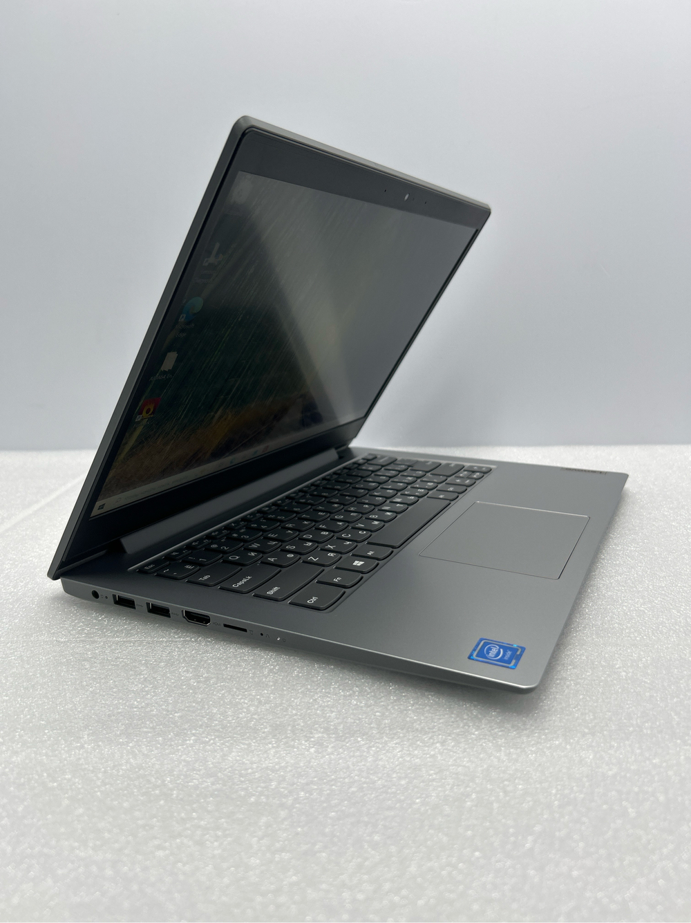 Ноутбук Lenovo IdeaPad 1 14IGL05 (81VU00H3RU) 14''/Intel Celeron N4020/RAM 4 GB/SSD 128 GB/Intel UHD Graphics 600/1920x1080/TN/Windows 11/Подсветка кл-ры Нет/Серебристый. Состояние: Уценка/небольшой след. на матрице от клавиатуры