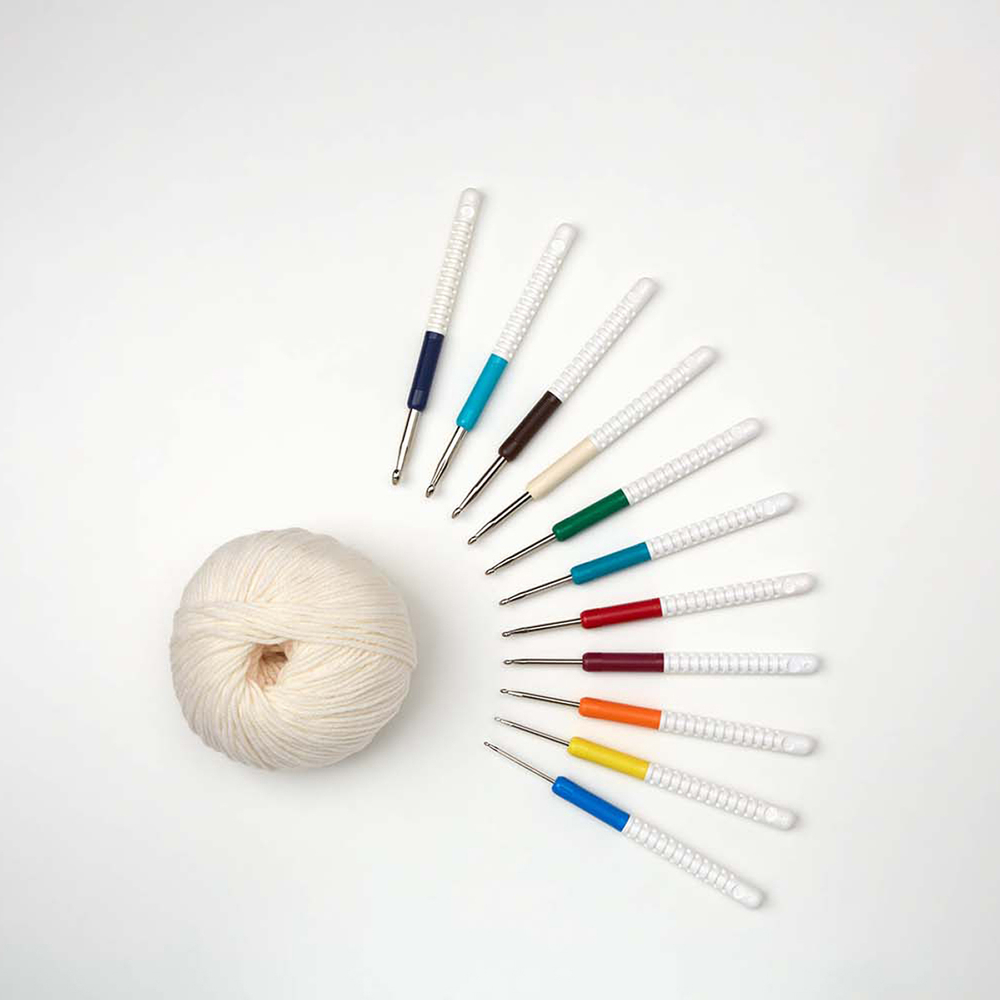 Крючок, вязальный с пластиковой ручкой addiColour, №4, 15 см