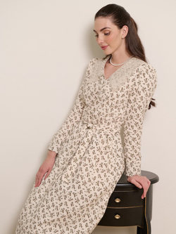 Платье с кружевным воротником