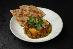 Икра из печеного баклажана и перца с лепешкой Роти