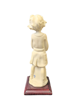 Статуэтка "Девочка с портфелем" Capodimonte