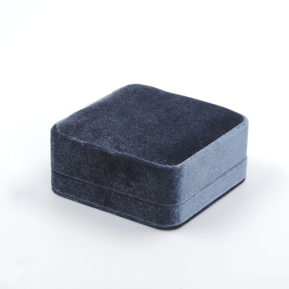 Футляр для серёг с плюшевой внешней и внутренней обтяжкой.