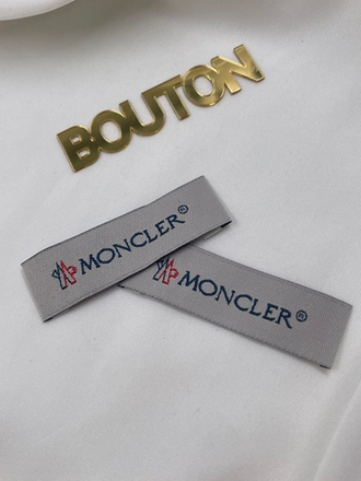 Бирка Монкл серого цвета 56х18 мм