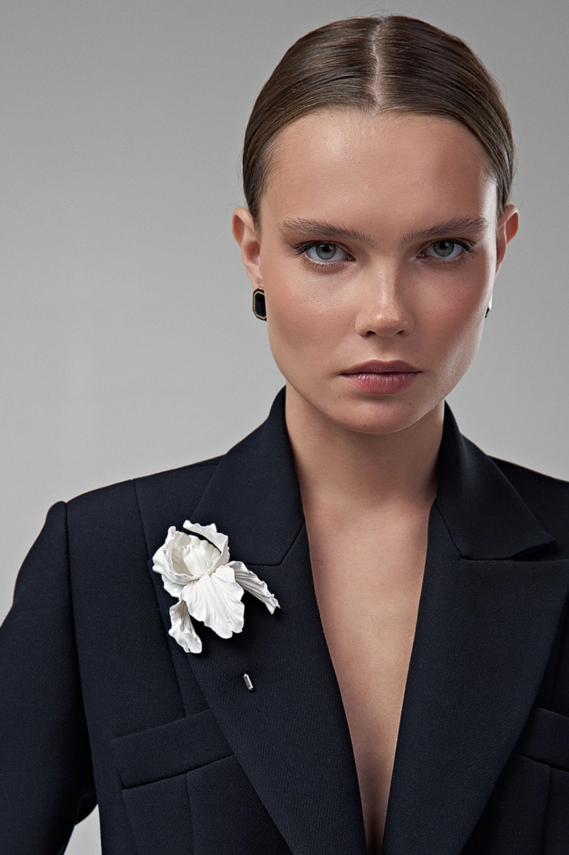 Брошь Ирис, белый