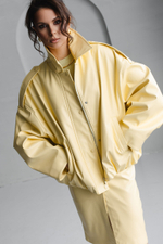 Бомбер из эко-кожи лимонный