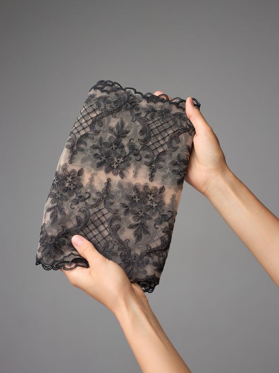 05-175 ОПТ Вышивка на неэл. сетке 26 см, бежевый 775 /черный 170