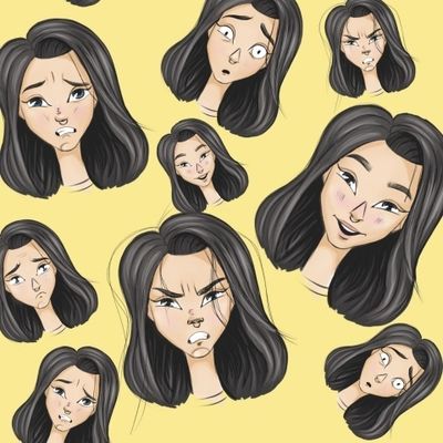 Эмоциональная девушка на желтом фоне