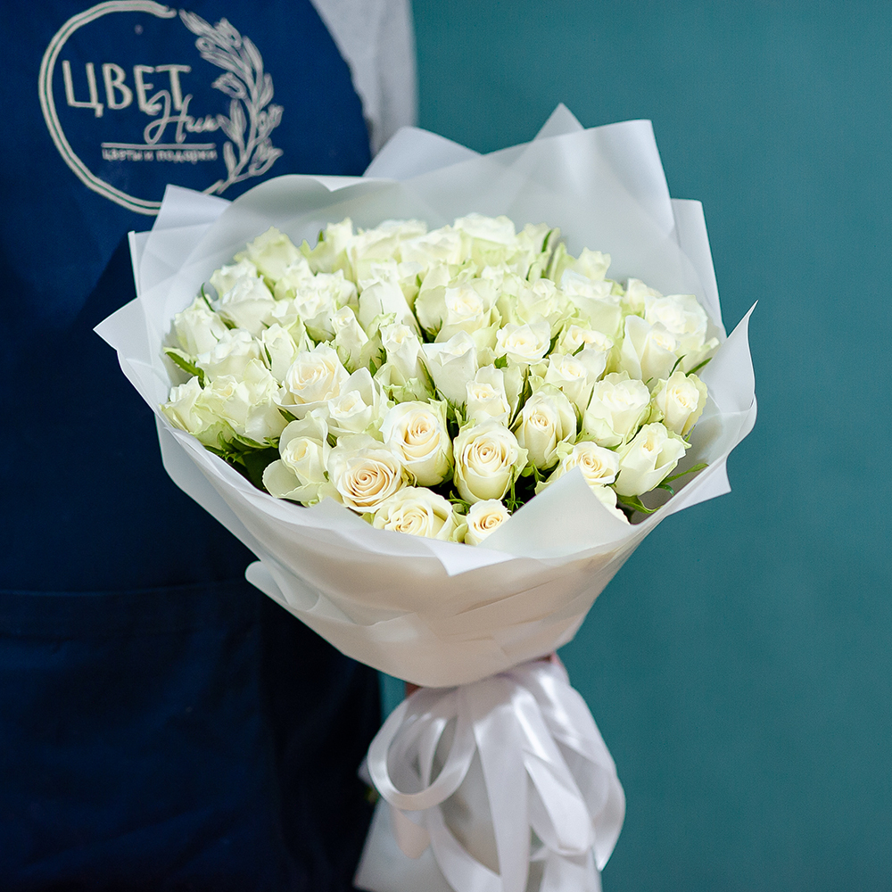 Белые кенийские розы в оформлении