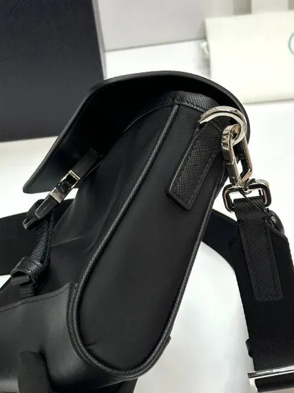 Сумка-мессенджер PRADA из нейлона и сафьяна