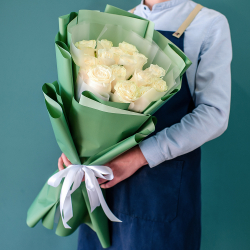 15 роз Мондиаль в зеленой упаковке