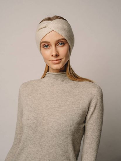 Женская повязка на голову молочного цвета из кашемира - фото 5