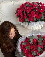 Цветочная корзина из розовых кустовых роз и эвкалипта размер XL