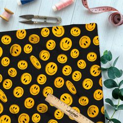 Ткань габардин яркие смайлики на чёрном фоне