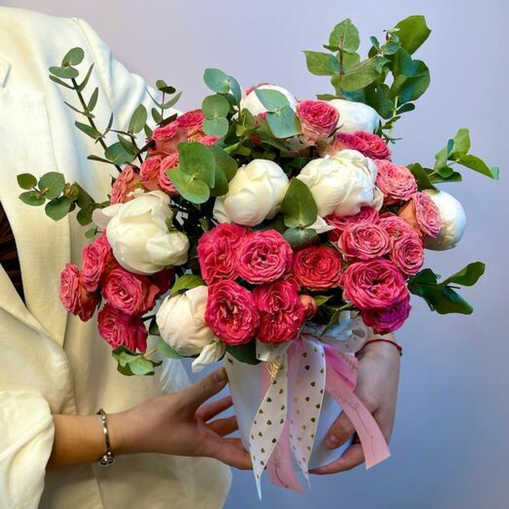Сборная композиция с пионами и пионовидными кустовыми розами Элисана в шляпной коробке. Цветы в коробке 027 Chalet Green