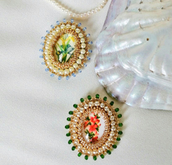 Брошь из бисера "Цветы"