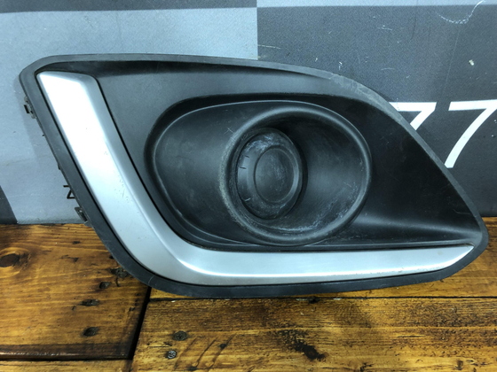 Накладка бампера переднего правая Suzuki Swift 4 11-17 Б/У Оригинал 7175160P