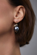 Серьги с плоским темно-серым жемчугом, оттенки золото и графит, замок левербек