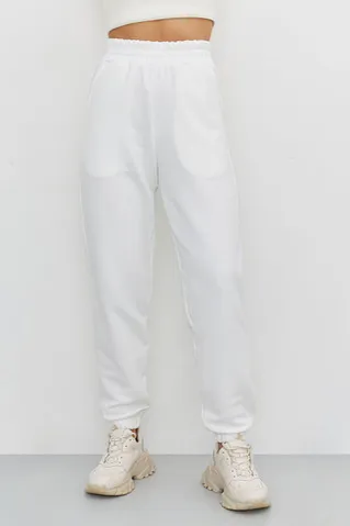 Джоггеры свободные без начеса кремового цвета