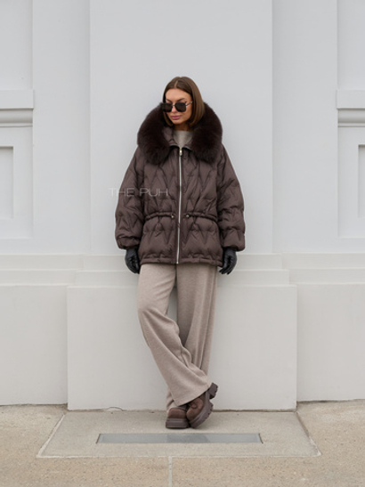 Тонкий шоколадный пуховик с кулиской и меховым капюшоном