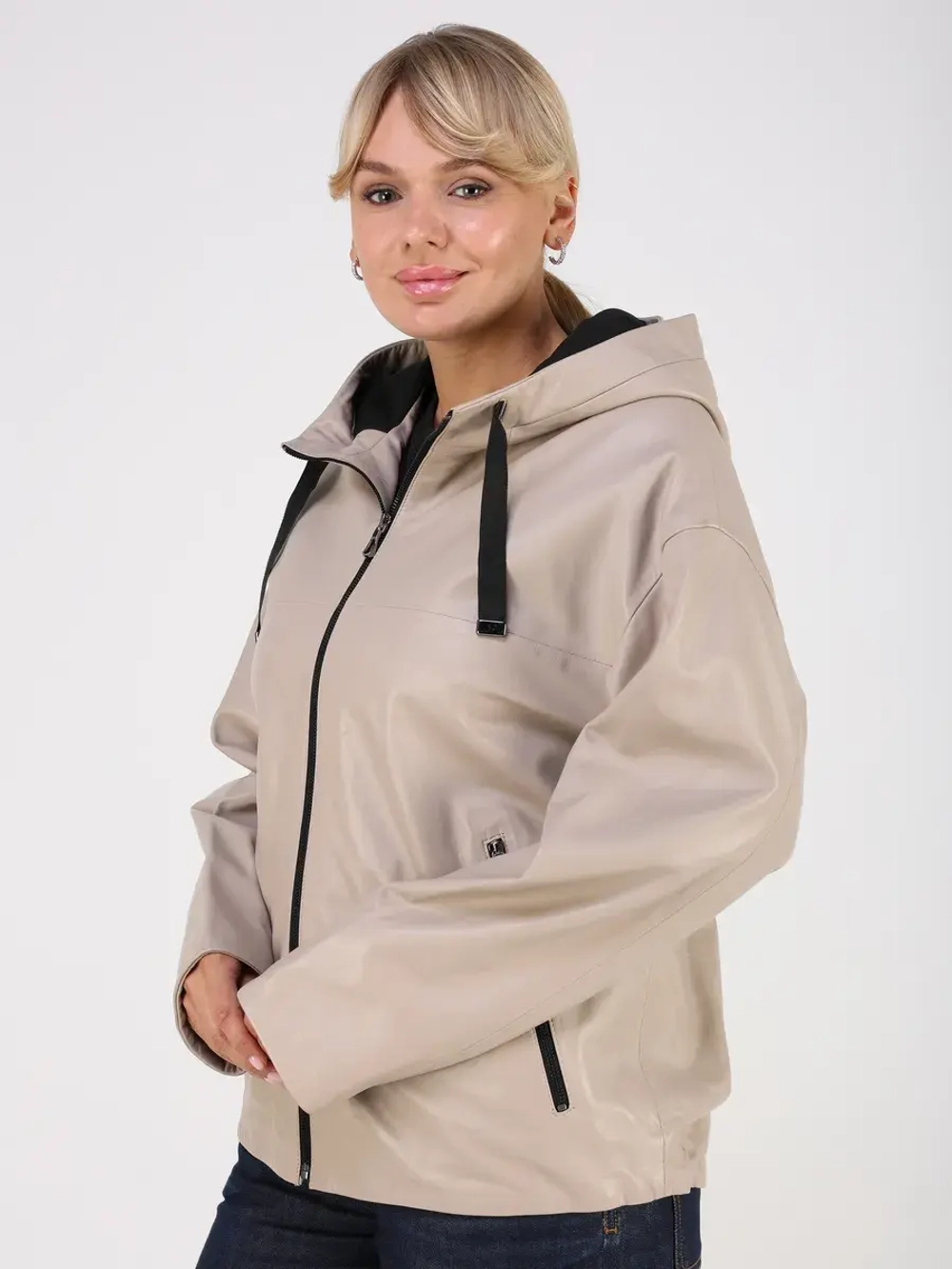 Кожаная куртка демисезонная с капюшоном короткая