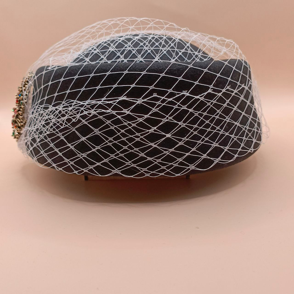 ТАблетка с Вуалью и брошью.