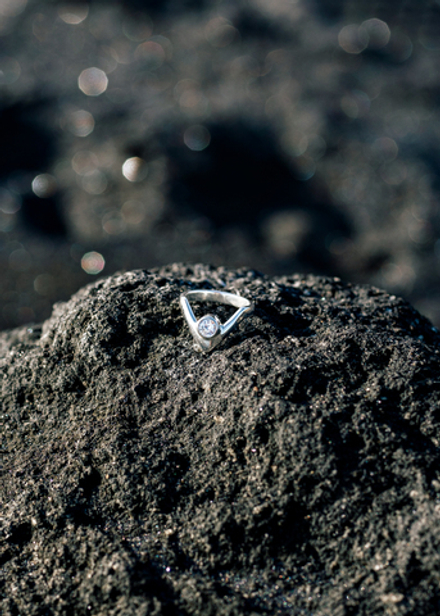 V-кольцо на фалангу с белым цирконом