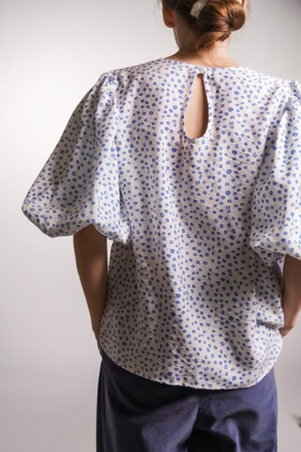 Блузка с рукавами-фонариками и капелькой на спине, синие цветочки на Айвори