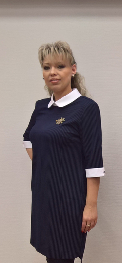 Офисное платье с белым воротничком и манжетами