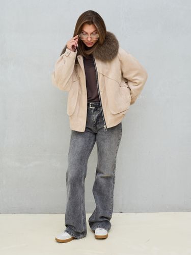 Объемная куртка бежевого цвета из замши