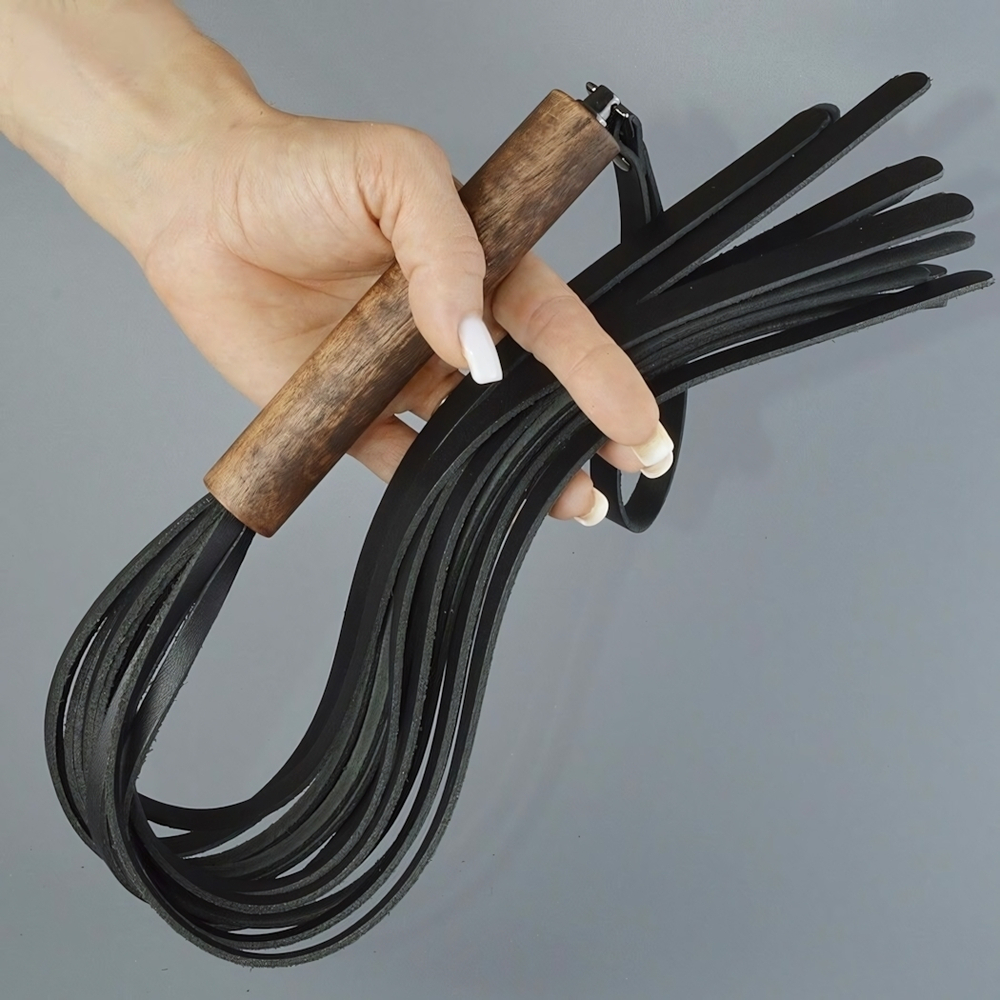 Черная кожаная плеть с деревянной рукоятью - 58 см. (Цвет: черный)