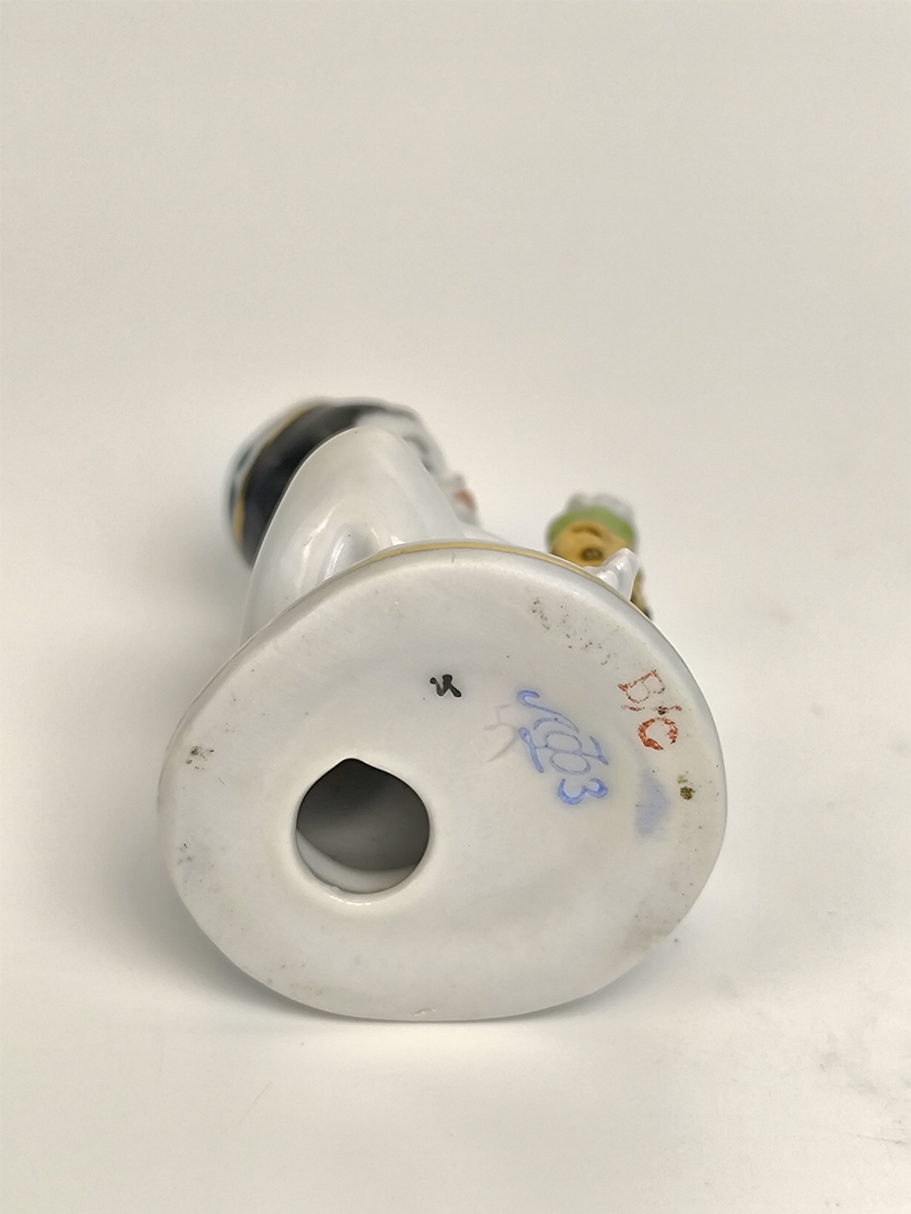 Статуэтка (миниатюра) "Мальчик - узбек с виноградом" ЛФЗ