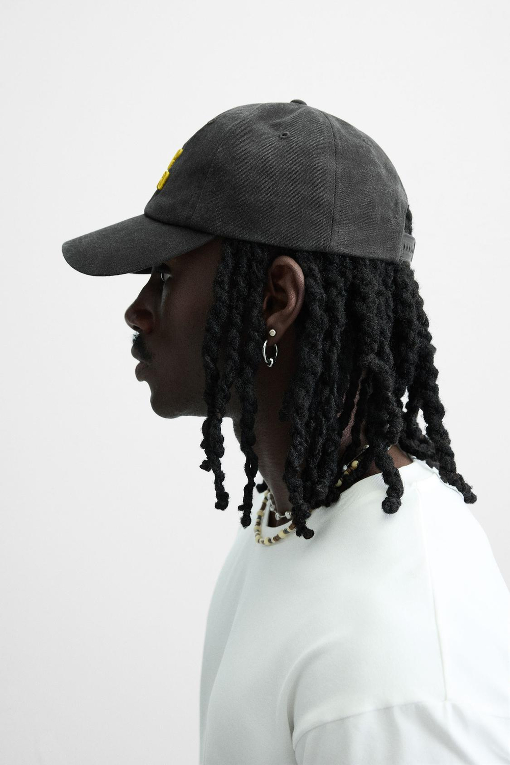 ZARA КЕПКА С КОНТРАСТНОЙ ВЫШИВКОЙ, ТЕМНО-СЕРЫЙ