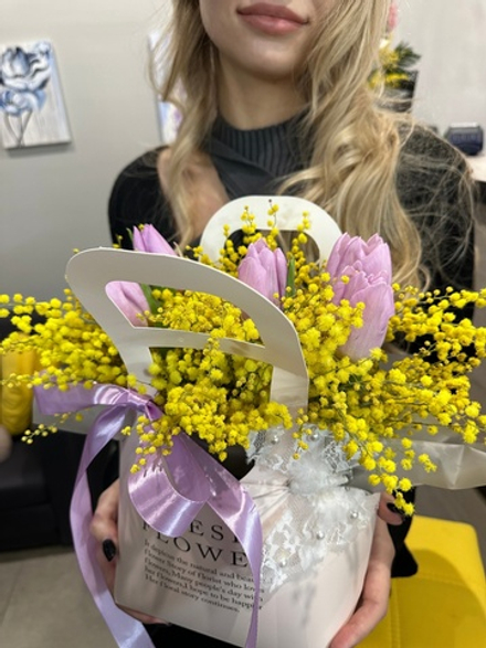 Сумочка ароматной мимозы и тюльпанов