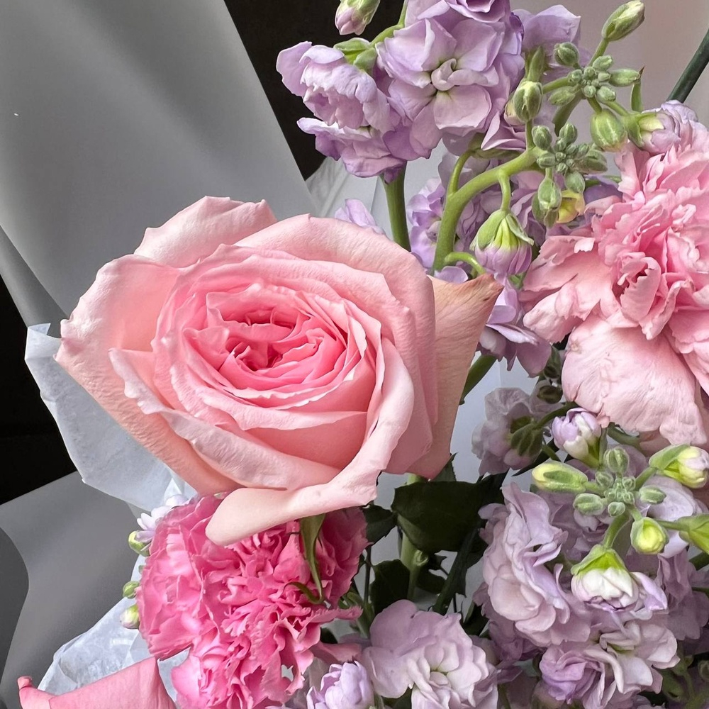 Авторский букет «Мур-Мур» пионовидные розы Пинк О` Хара, маттиола и гвоздика/ Цветы/ букет от RoseMarkt