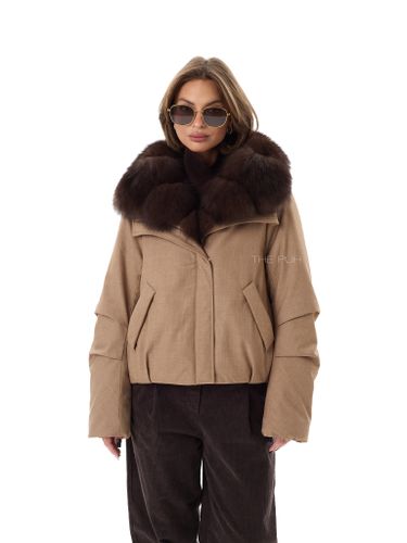 Короткая бежевая парка с песцовым воротником