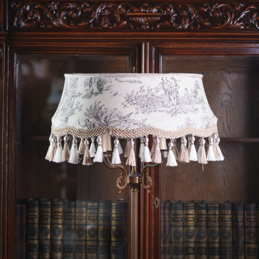 Напольный торшер в классическом стиле с тканевым абажуром и бахромой