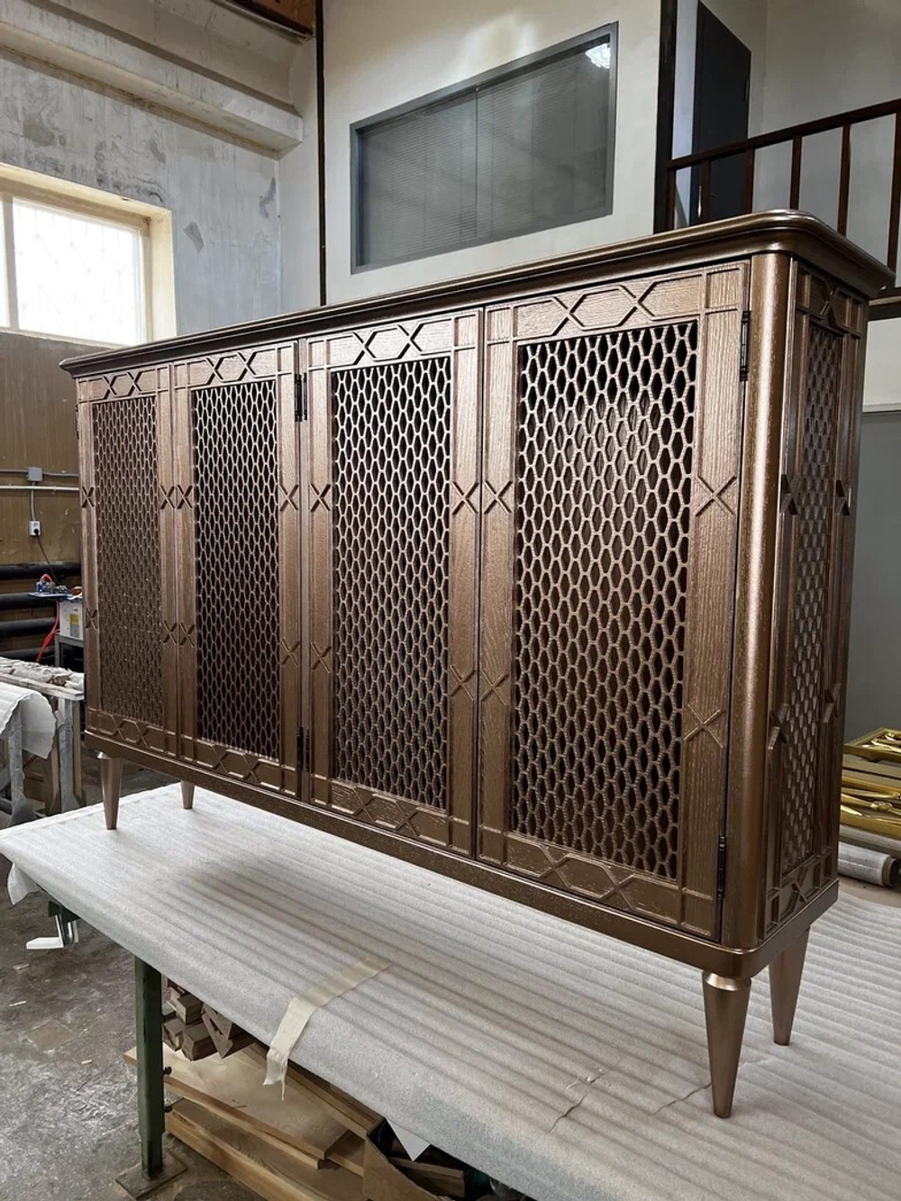 Тумба с резными дверцами в ретро стиле