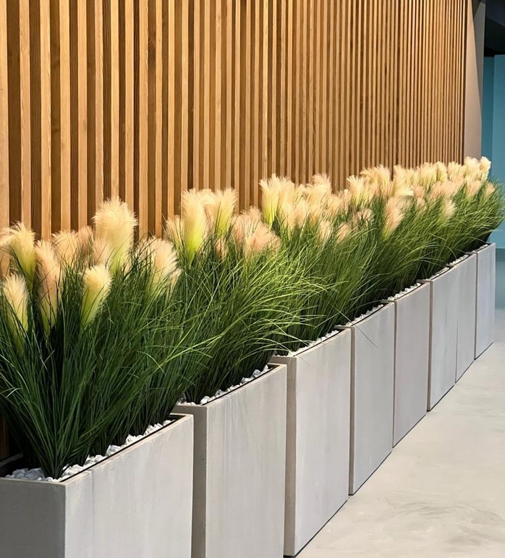 5.23. Искусственная осока в кашпо для ЖК «Development Plaza»
