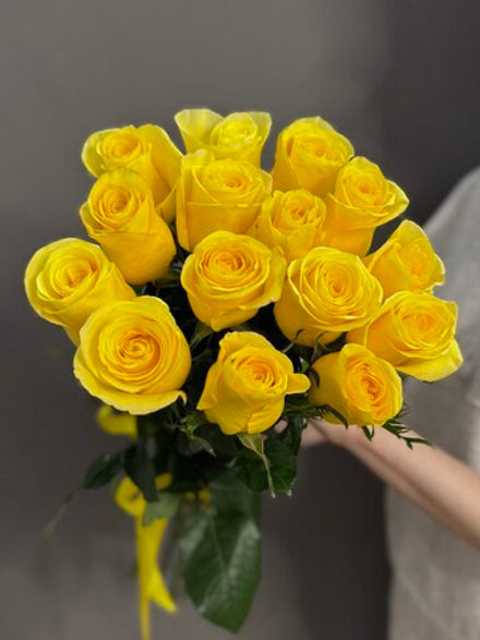 Букет из 15 роз сорта "Моментум" под ленту (Эквадор 60 см)